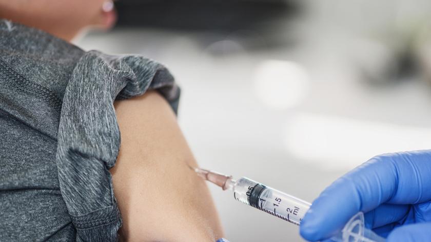 Rodzice coraz częściej odmawiają szczepienia dzieci