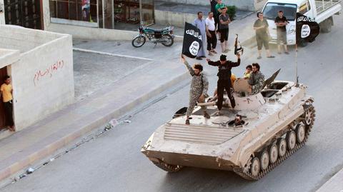 Islamiści przy zdobytym M1 Abrams
