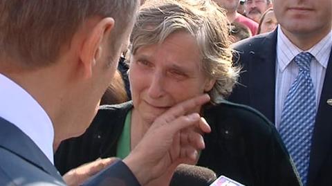 Kobieta płacze, premier Tusk łzy ociera