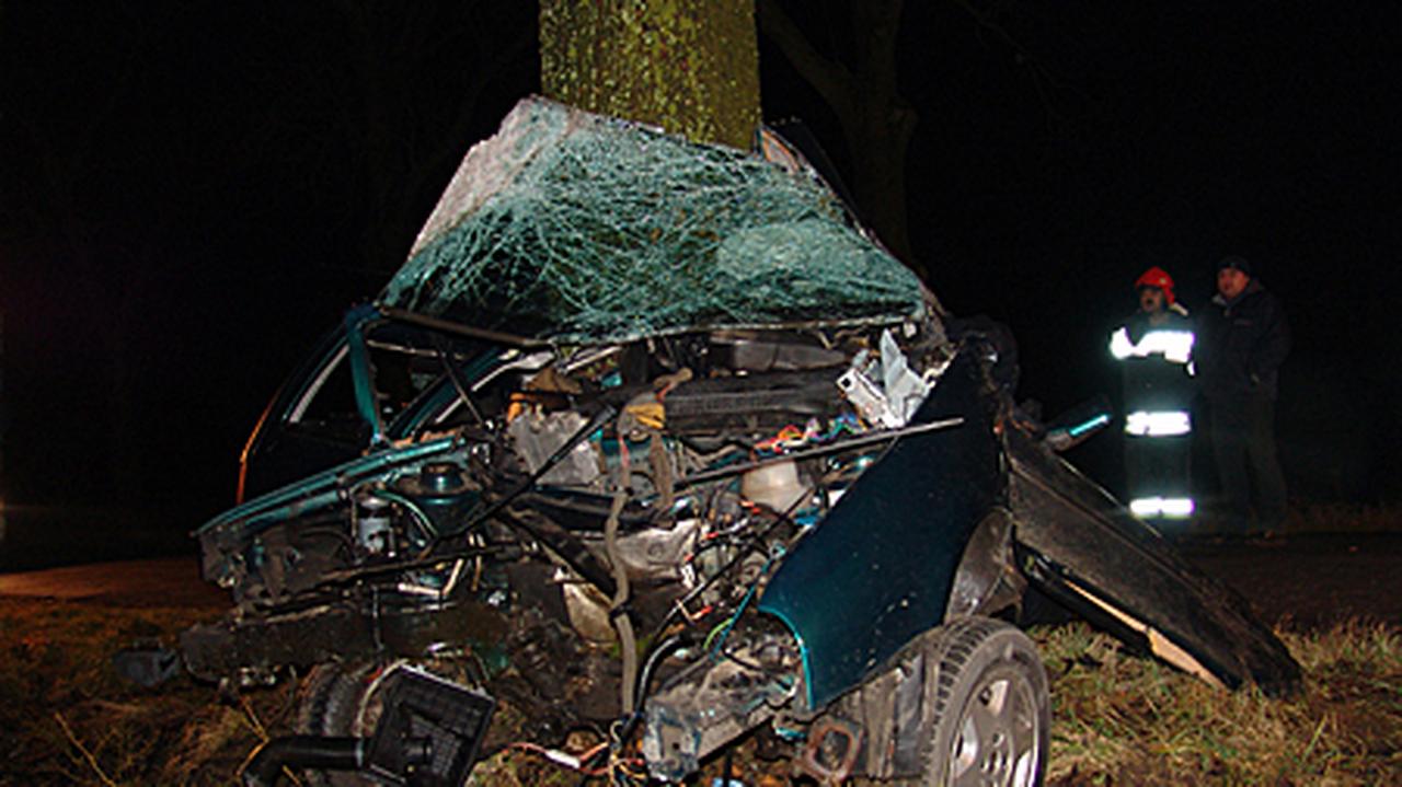 Rozpędzony samochód wbił się w drzewo TVN24