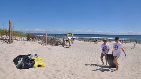 Wolontariusze sprzątali gdyńską plażę. "By każdy mógł stanąć na piasku bosą stopą"
