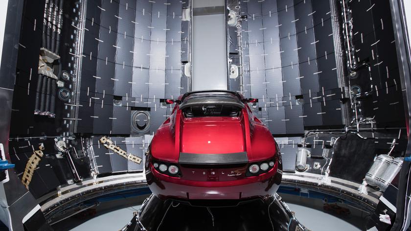 Samochód Tesla Roadster szykowany do lotu (film to animacja lotu Falcon Heavy)