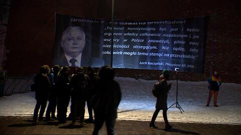 Protest pod Wawelem. Kaczyński składał kwiaty