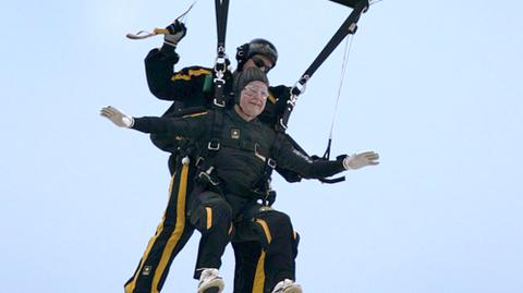 Dziadek Bush skoczył ze spadochronem