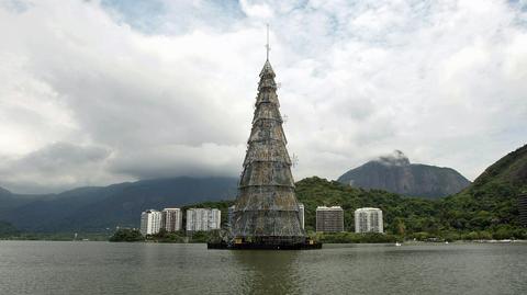 Metalowa choinka dryfuje w Rio