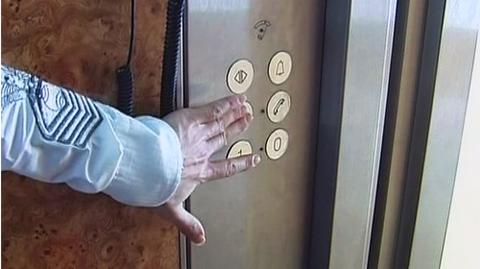 Identyczną windę pokazuje sąsiadka uwięzionej kobiety
