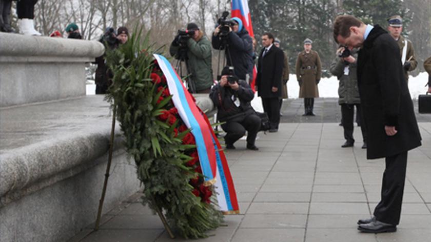 Miedwiediew złożył kiwaty pod pomnikiem żołnierzy radzieckich