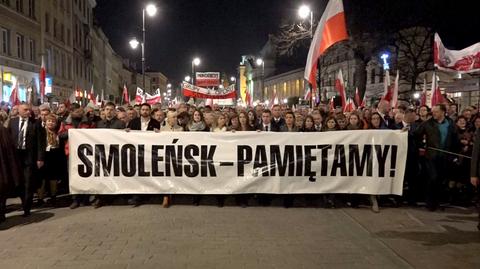 "Smoleńsk pamiętamy". Trwa marsz przed Pałac Prezydencki