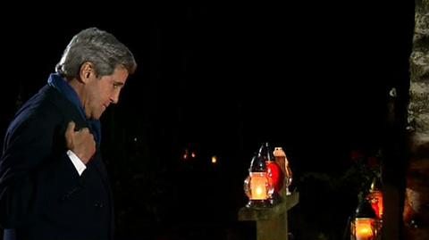 John Kerry przy grobie Tadeusza Mazowieckiego w podwarszawskich Laskach