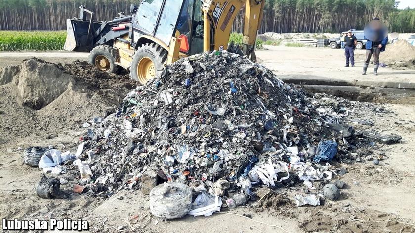Osowa Sień: Hałdy śmieci na polu. Sprawę bada prokuratura