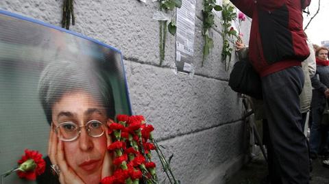 Rosjanie składają kwiaty przy wystawie upamiętniającej Annę Politkowską