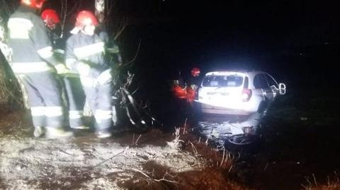 Policjanci uratowali kobietę z tonącego samochodu. "Mogło się skończyć tragicznie"