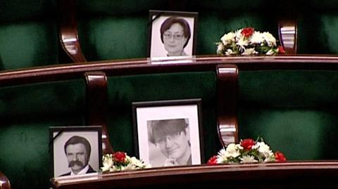 Zdjęcia ofiar katastrofy wciąż stoją w Sejmie