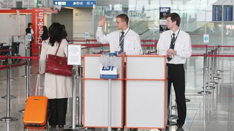 Na polskich lotniskach obsługa dmucha na zimne