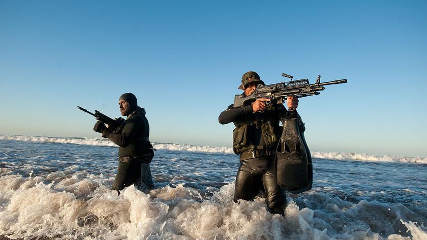 Ćwiczenia komandosów SEALs z atomowym okrętem podwodnym