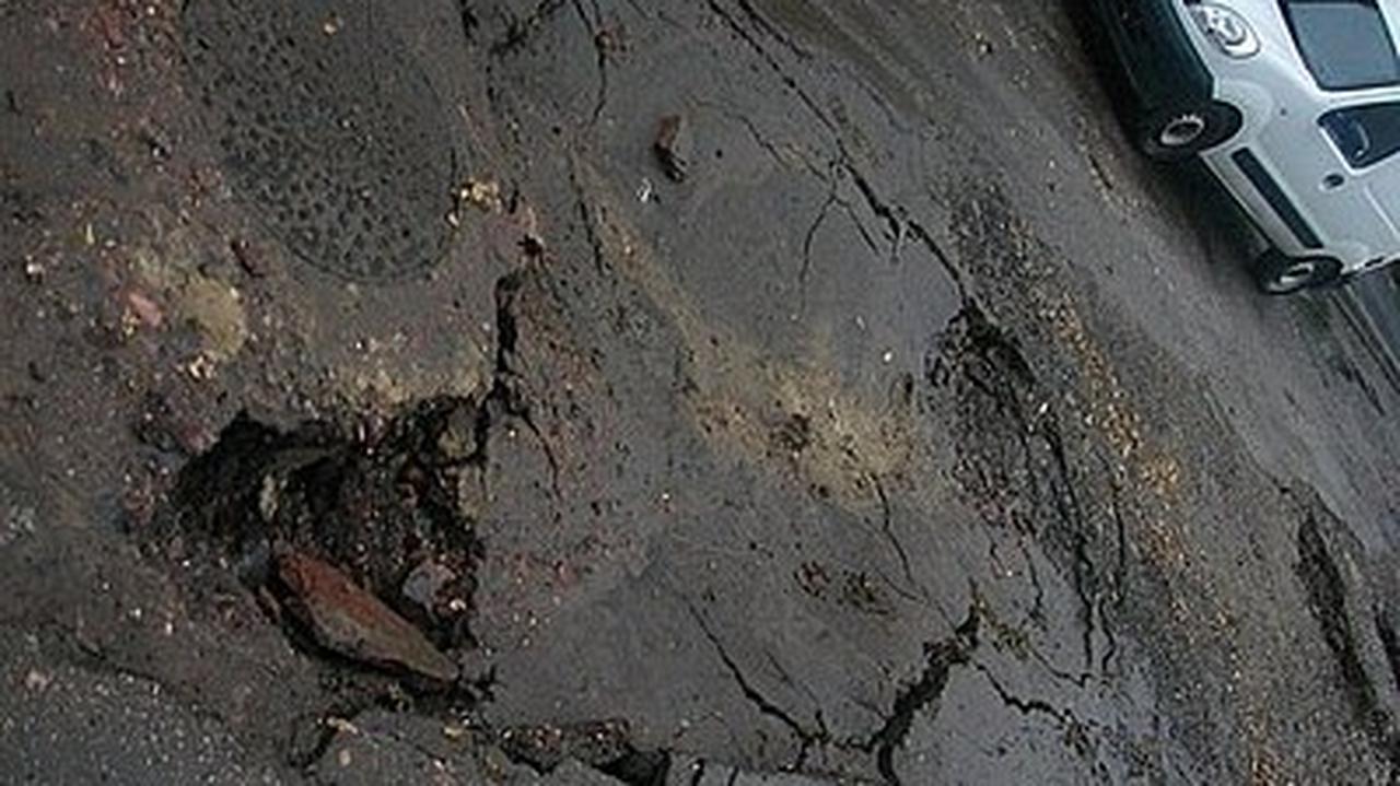 Wielkie zapadlisko na ulicy. Utknęły osobówka, policja i straż TVN24