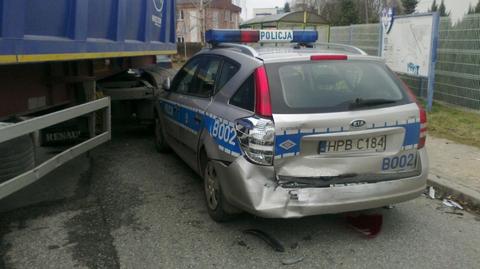 Kierowca volkswagena wjechał w radiowóz policji