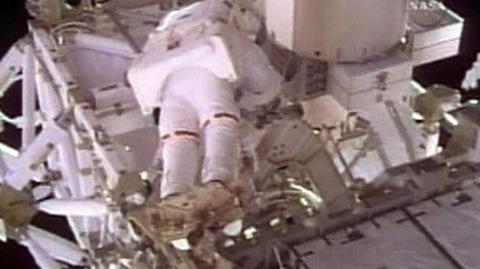 Astronauci naprawiaja stację kosmiczną
