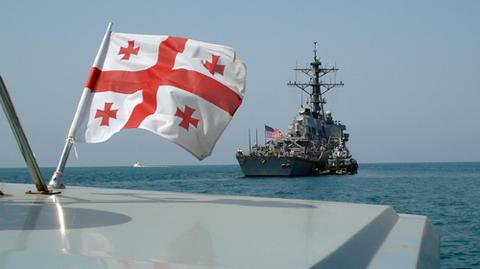 Amerykański okręt ochrony wybrzeża Dallas wpływa do portu Batumi