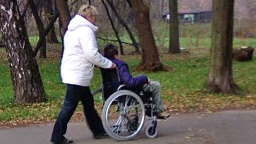 Sąsiad blokuje budowę podjazdu dla wózka 15-letniej, niepełnosprwaniej dziewczyny