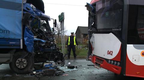 Ciężarówka uderzyła w autobus podmiejski