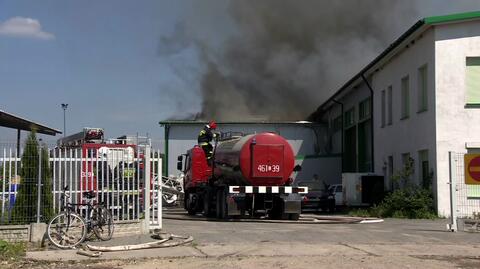 Pożar hali z opadami w Rzgowie. Zasłabł strażak