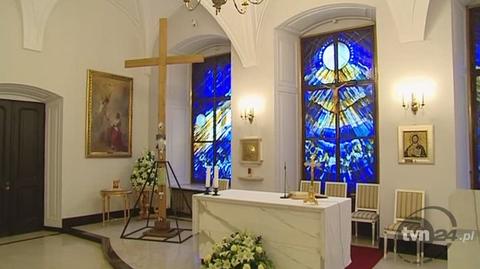 Krzyż znajduje się teraz w prezydenckiej kaplicy, po lewej stonie od ołtarza (TVN24)