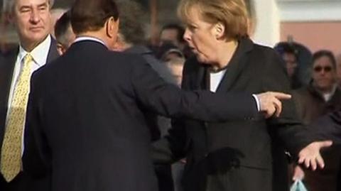 Berlusconi w oryginalny sposób przywitał niemiecką kanclerz