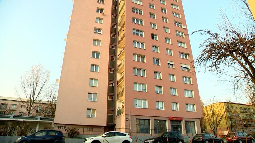 Dwuletnie dziecko wypadło z okna mieszkania na szóstym piętrze 	