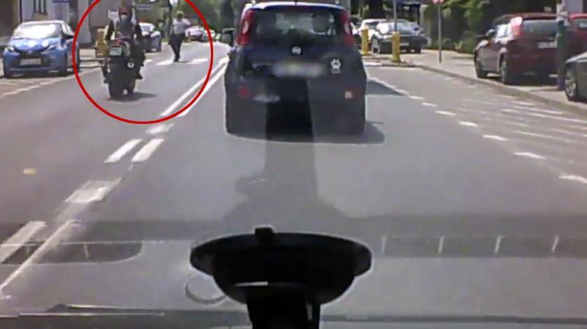 Motocyklistę nagrał kierowca auta (nagranie bez dźwięku)