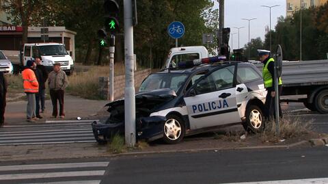 Zderzenie radiowozu i samochodu dostawczego. Dwoje policjantów w szpitalu