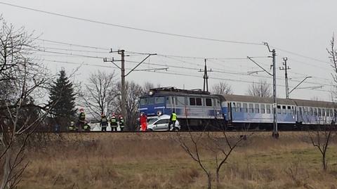 Auto wjechało pod pociąg, zginęła jedna osoba. "Rogatki były otwarte"