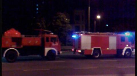 Strażacy holują wóz strażacki, w którym zapruszył się ogień