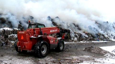 Strażacy gaszą pożar śmieci