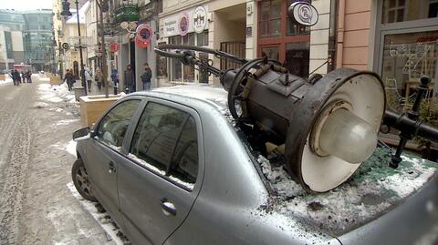 Poznań: latarnia zmiażdżyła samochód