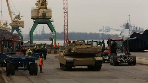 Czołgi i maszyny opancerzone są już w porcie w Rydze