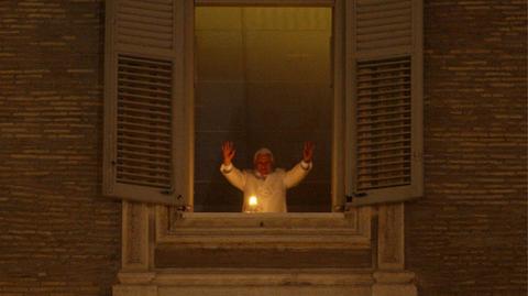 O zmierzchu w Wigilię papież zapalił tradycyjną świeczkę