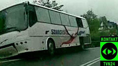 Pasażerów autobusu ewakuowano boczną szybą (film: maxfax)