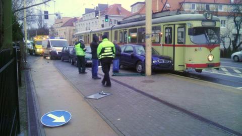 Poznań: samochód zderzył się z tramwajem