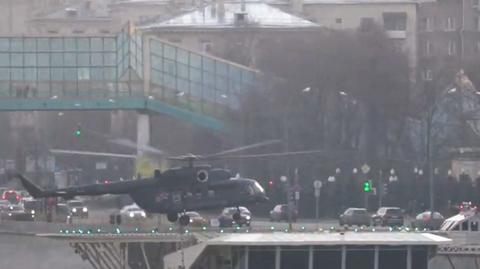 Helikopter prezydenckiej ochrony ląduje koło centrum zarządzania kryzysowego w Moskwie