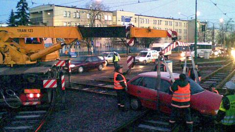 Poznań: samochody wpadły na torowisko