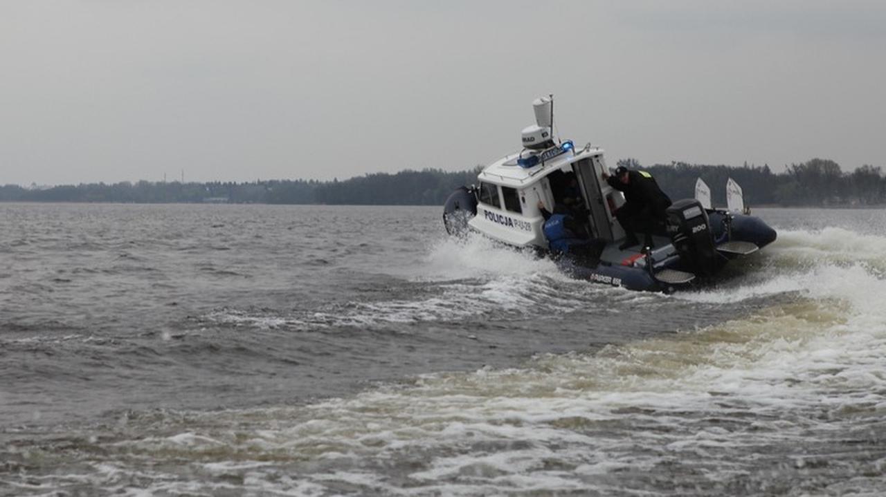 Dryfowali w łodzi z uszkodzonym silnikiem, wezwali pomoc. Policja sprawdza, co tam robili