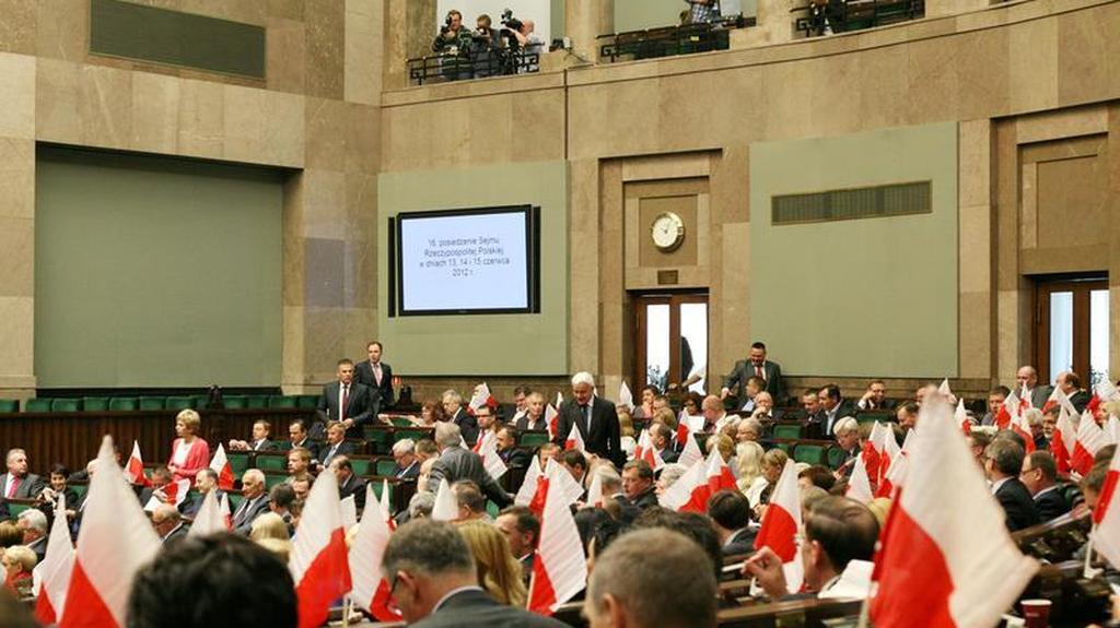 Posłowie na sali sejmowej