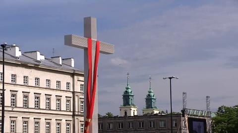 Wielki krzyż odsłonięto na pl. Piłsudskiego w Warszawie