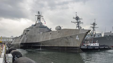 Okręt US Navy USS Coronado wypływa z Pearl Harbor