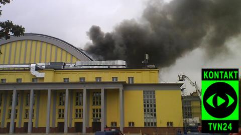 Płonie dach hali sportowej w Łodzi