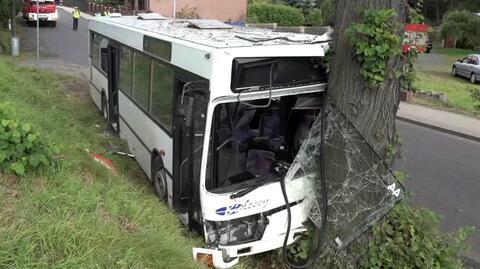 Autobus z uczniami uderzył w drzewo. Wielu rannych