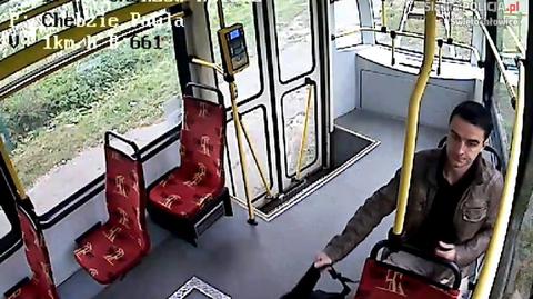 Policja poszukuje tego pasażera tramwaju