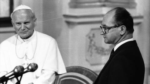 Pielgrzymki były bacznie obserwowana przez służby. Władza interesowała się papieżem aż do upadku PRL 