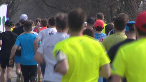 Uczestnicy półmaratonu przebiegają ponad 21 km 